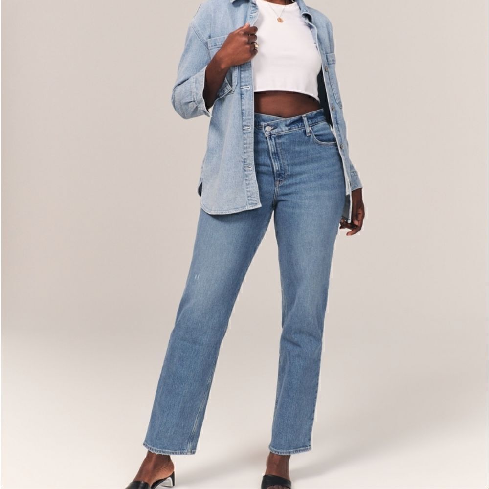 NWT Abercrombie & Fitch 90,s Straight Ultra High Rise Jeans